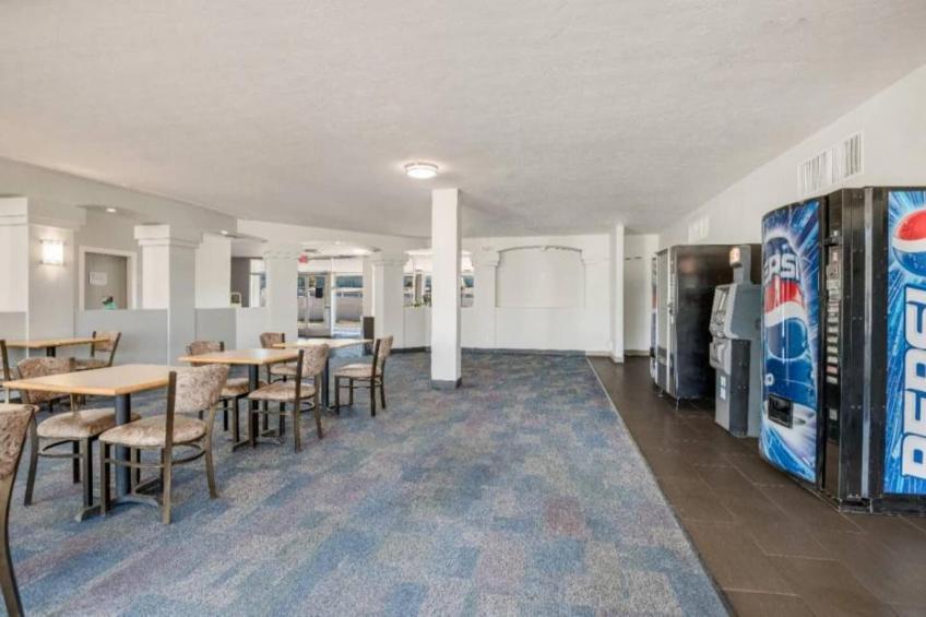 1 King Bed  Non-Smoking Mini Fridge - foto 26