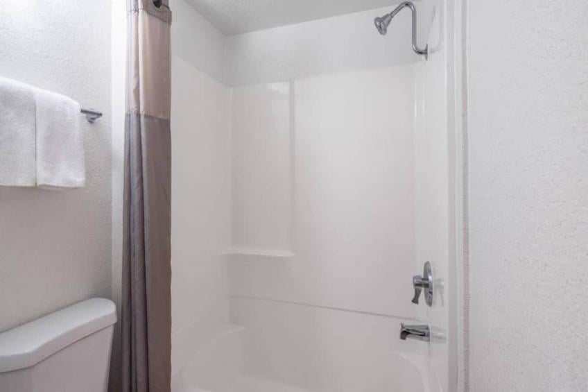 1 Queen Bed  Mini Fridge - foto 11
