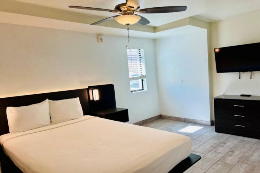 1 King Bed  Non-Smoking Kitchen - foto 37