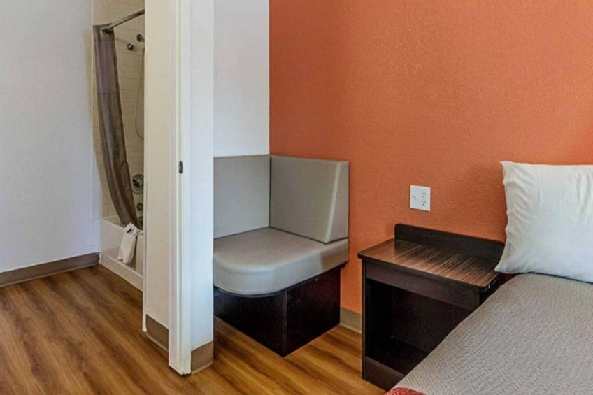 1 King Bed  Non-Smoking Micfridge - foto 6