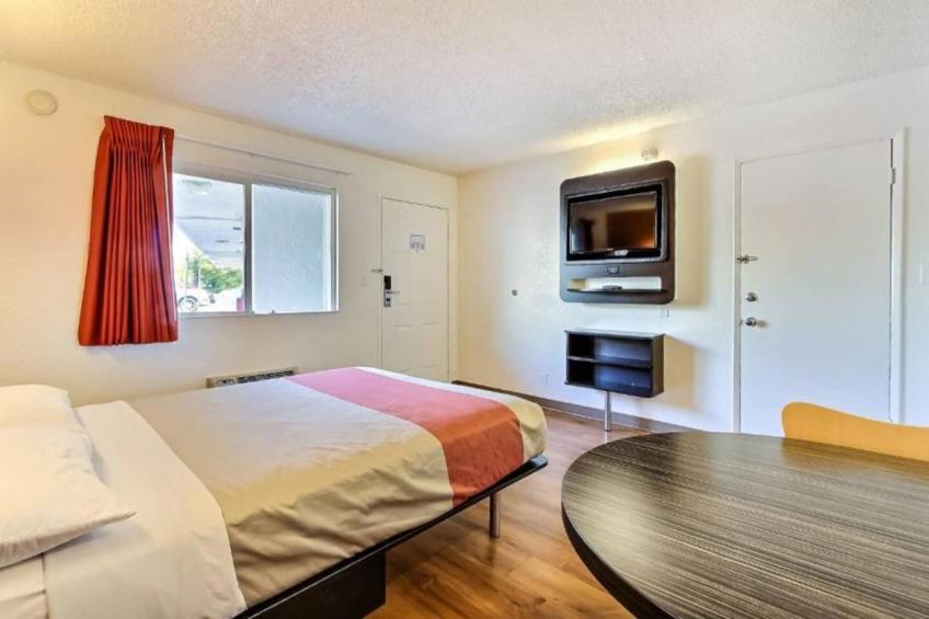 1 Queen Bed  Micfridge - foto 5