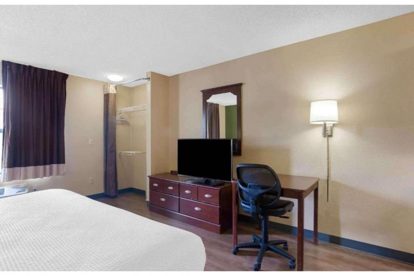 1 Queen Bed  Non-Smoking Kitchen - foto 23