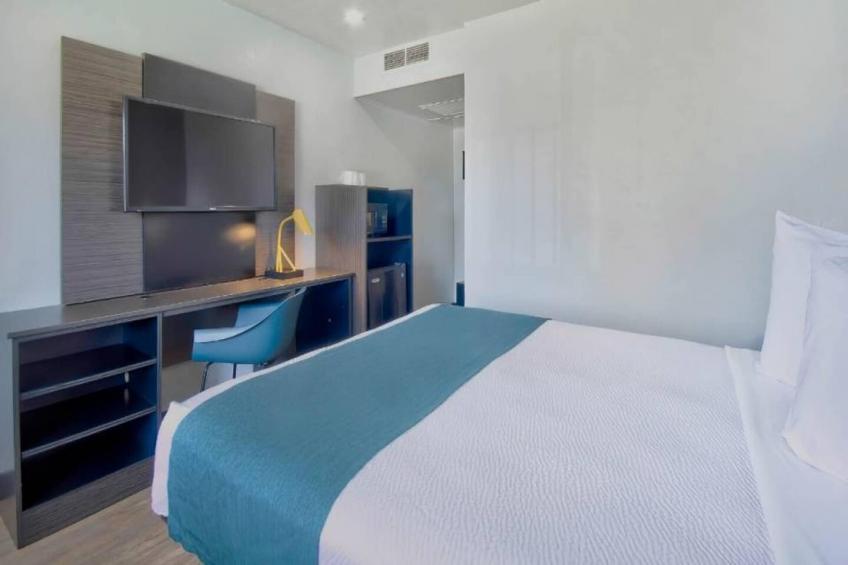 1 Queen Bed  Micfridge - foto 35