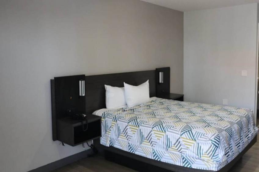 1 King Bed  Non-Smoking Micfridge - foto 7