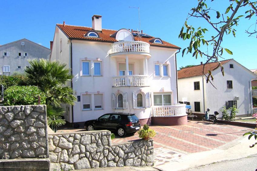 Holiday apartment with balcony and barbecue - BF-8WFP7
