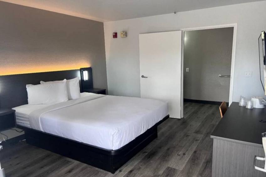 1 Full Bed  ADA/Tub/Micfridge - foto 14