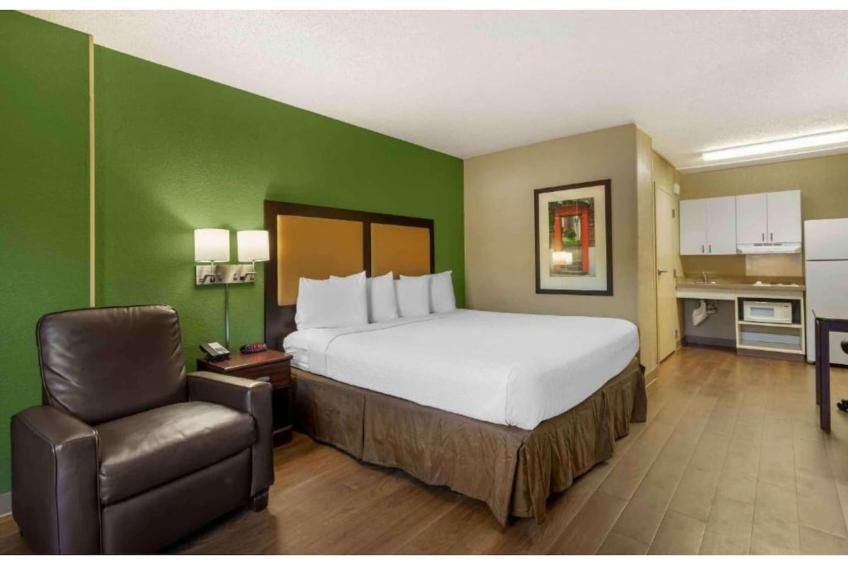 1 King Bed | Non-Smoking, Kitchen, Shower - foto 19