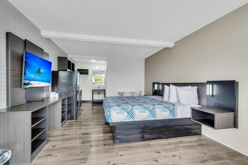 1 King Bed  Non-Smoking Kitchen - foto 8