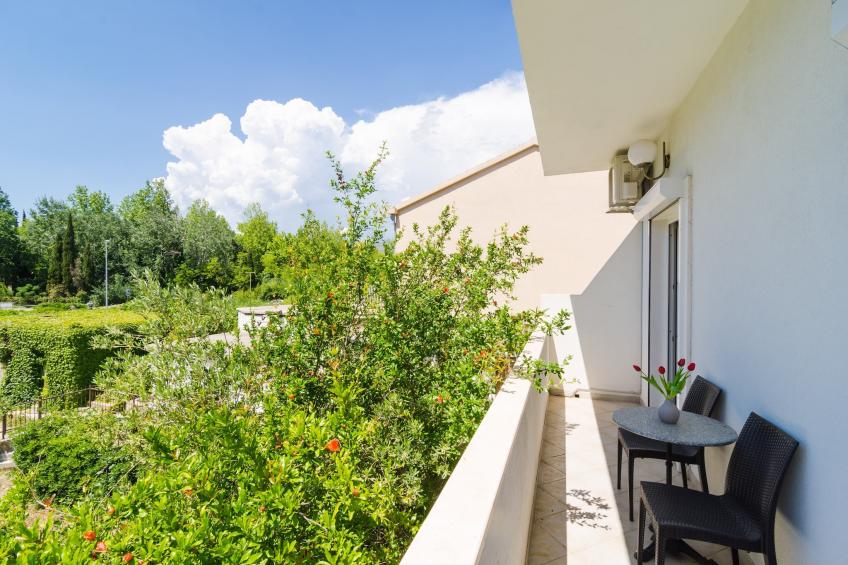Apartments & Rooms Barišić - Studio Apartment with Balcony and Garden View (First Floor)-APT 2 - foto 11