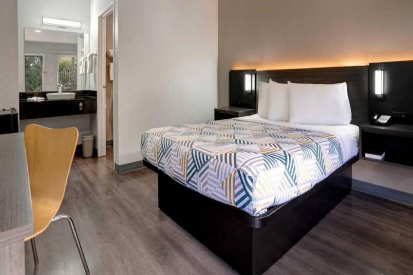 1 Full Bed  ADA/RI Shower/Mini Fridge - foto 9