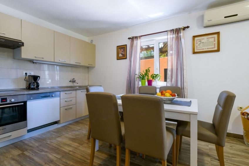 Wunderschönes Ferienhaus in Pomer mit Garten - foto 13