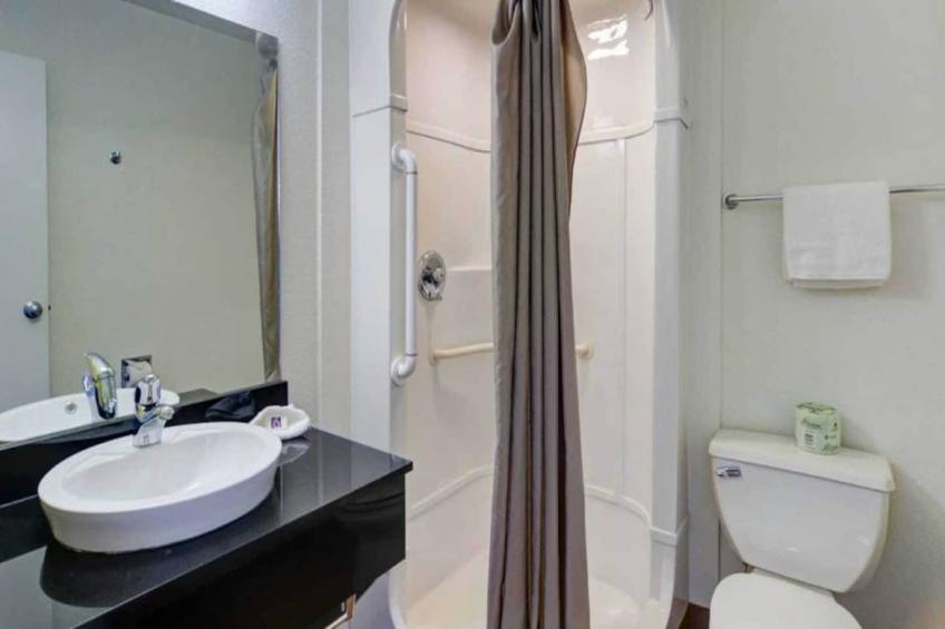 1 Queen Bed  Micfridge - foto 5