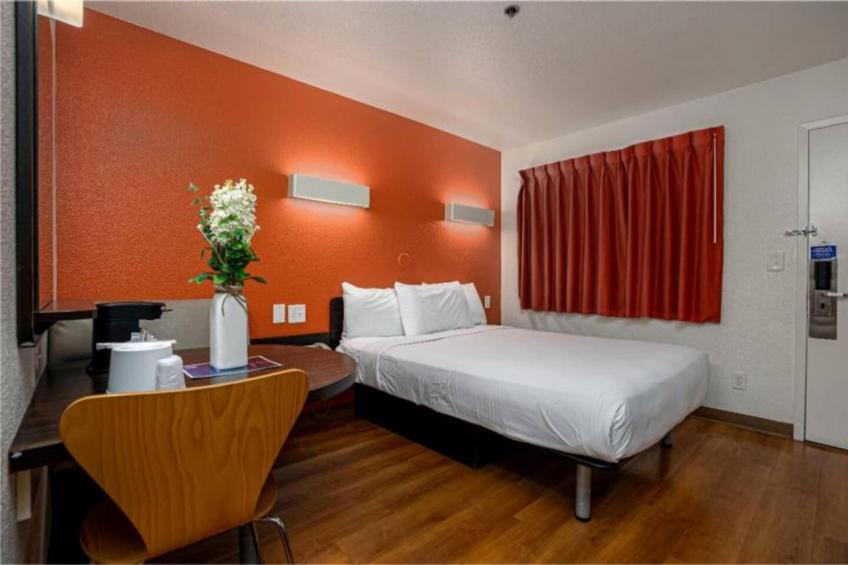 1 Queen Bed  Premium Mini Fridge - foto 37