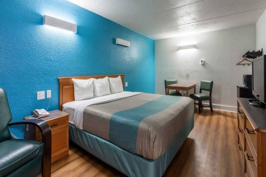 1 King Bed  Non-Smoking