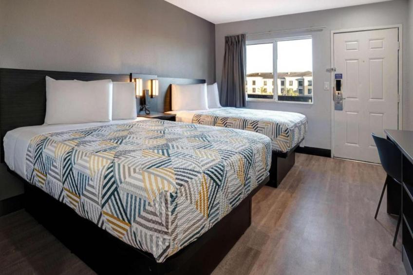 2 Full Beds  Non-Smoking Micfridge - foto 10