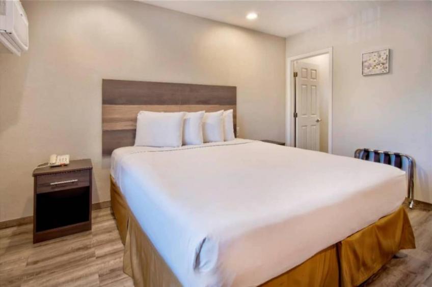 1 King Bed  Non-Smoking Micfridge - foto 18