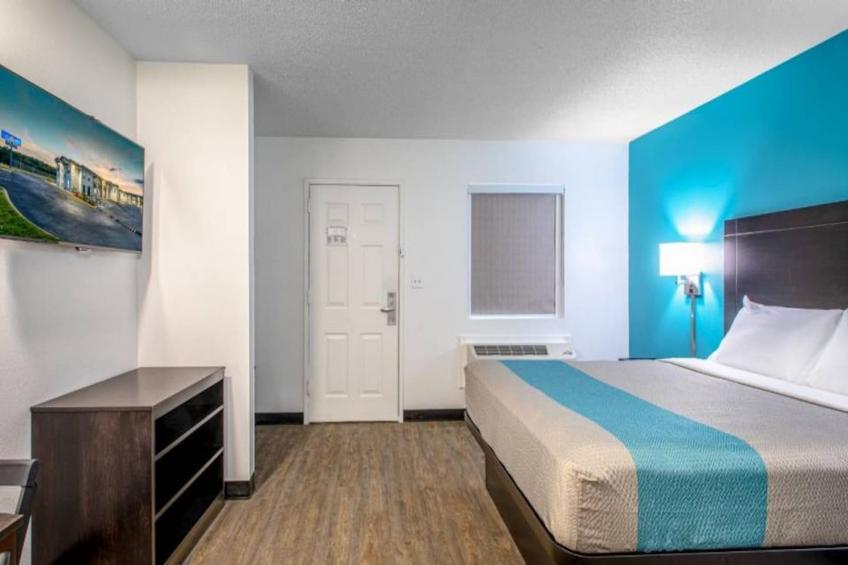 1 Queen Bed  Premium Kitchen Smoking - foto 2