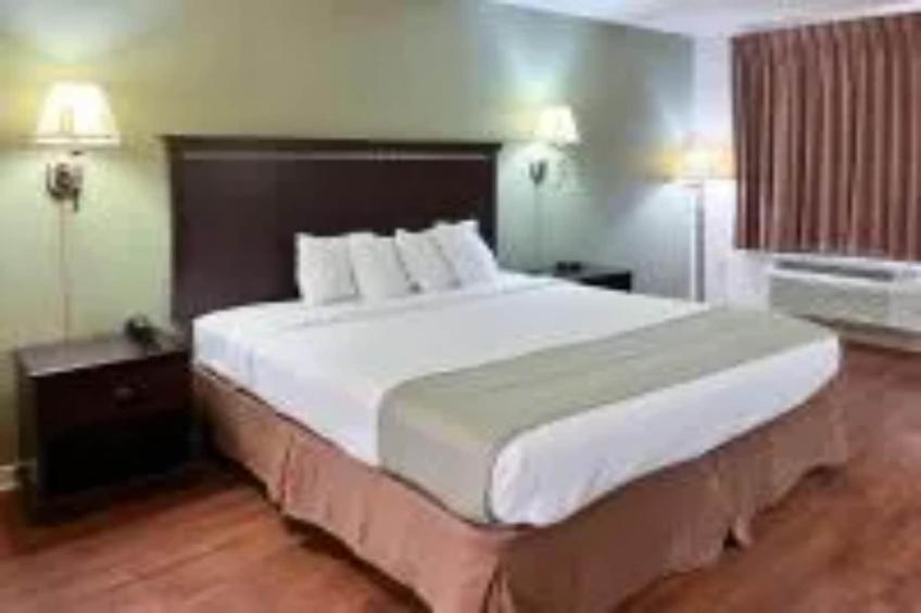 1 King Bed  Non-Smoking Hot Tub Micfridge - foto 2