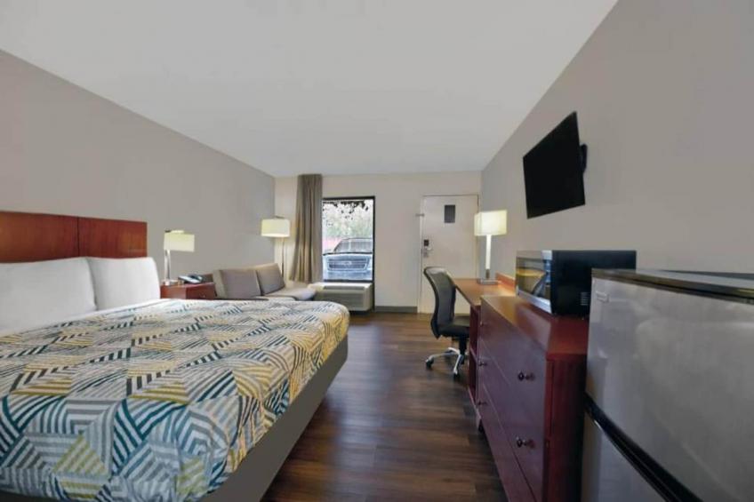 1 King Bed  Non-Smoking Micfridge Sofa-Bed - foto 14