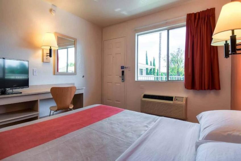 1 Full Bed  ADA/RI Shower - foto 4