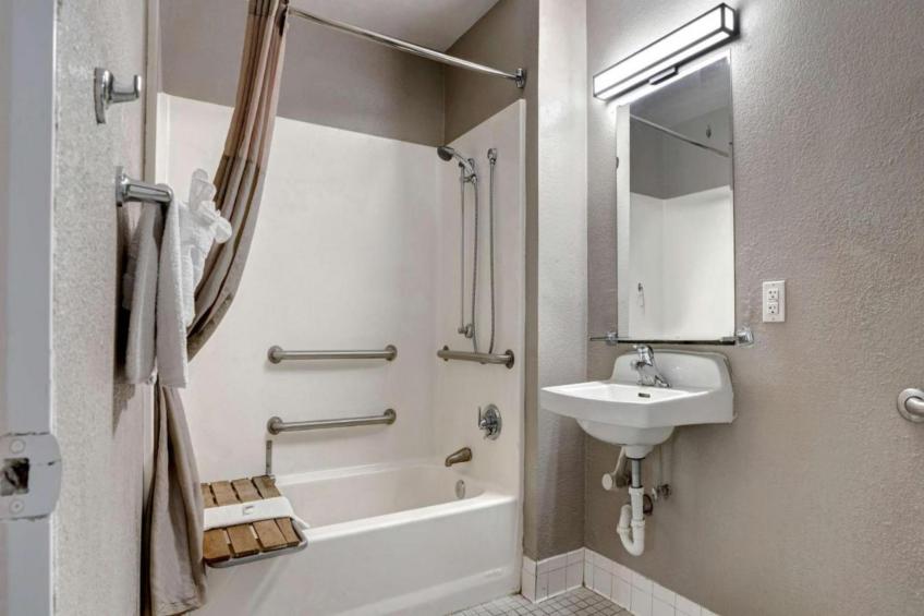 1 Full Bed  ADA/Tub - foto 31