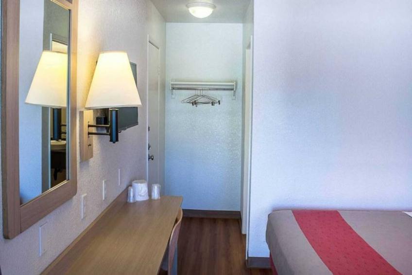 1 Queen Bed  ADA/Tub - foto 12