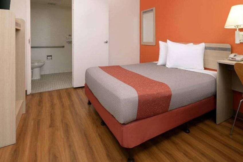 1 Queen Bed  Micfridge - foto 7