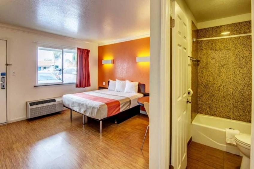 1 King Bed  Mobility Accessible Tub Nsmk - foto 4