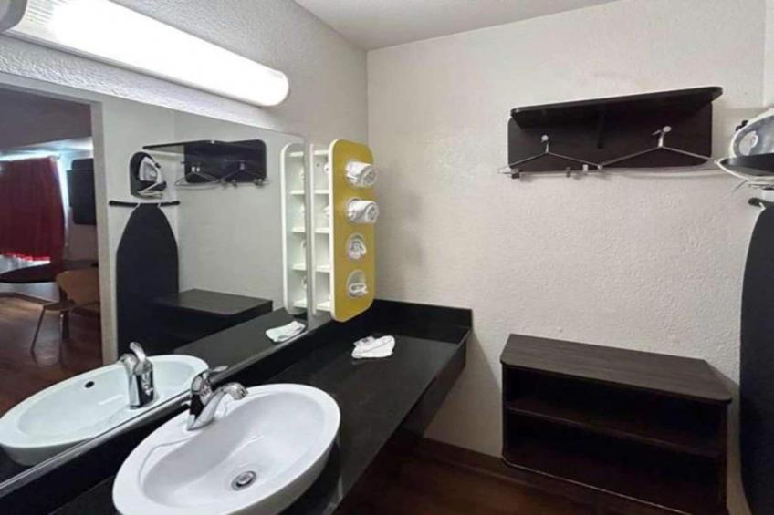 1 Queen Bed  Suite Smoking Micfridge - foto 9