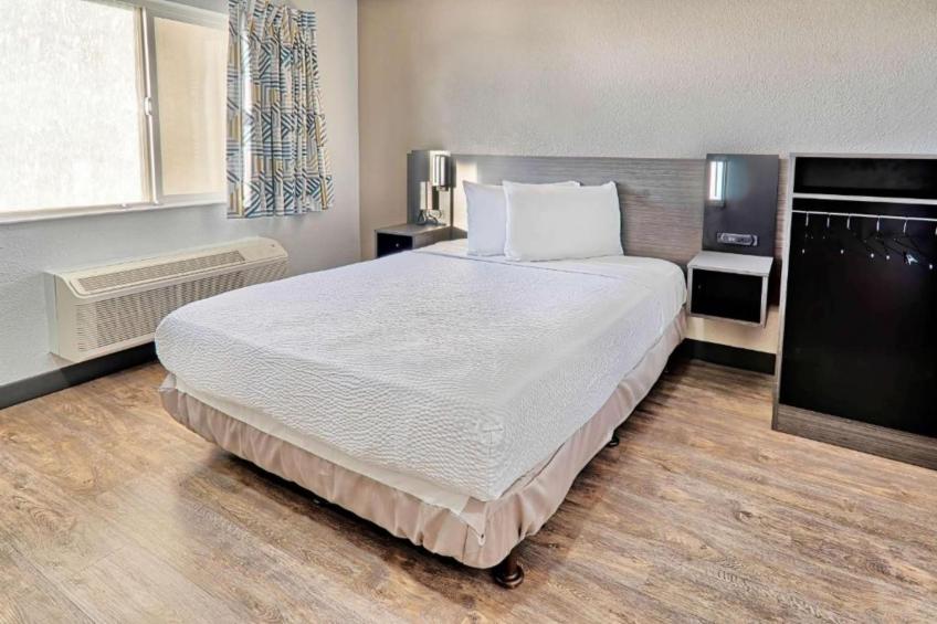 1 Queen Bed  Micfridge - foto 10