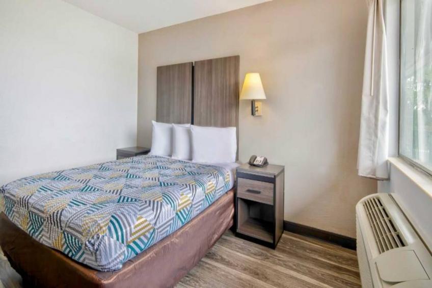 1 Queen Bed  Non-Smoking Micfridge - foto 17
