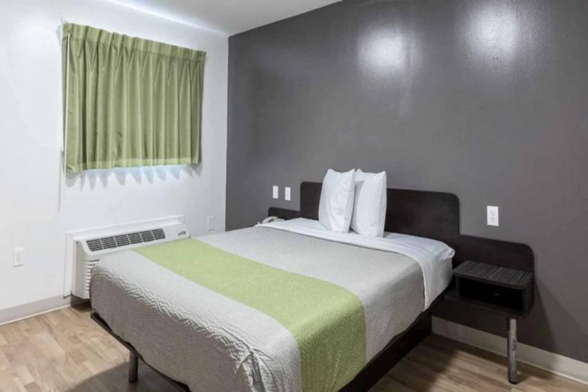 1 KING BED  MOBILITY ACCESSIBLE KITCHEN NON-SMOKING - foto 21