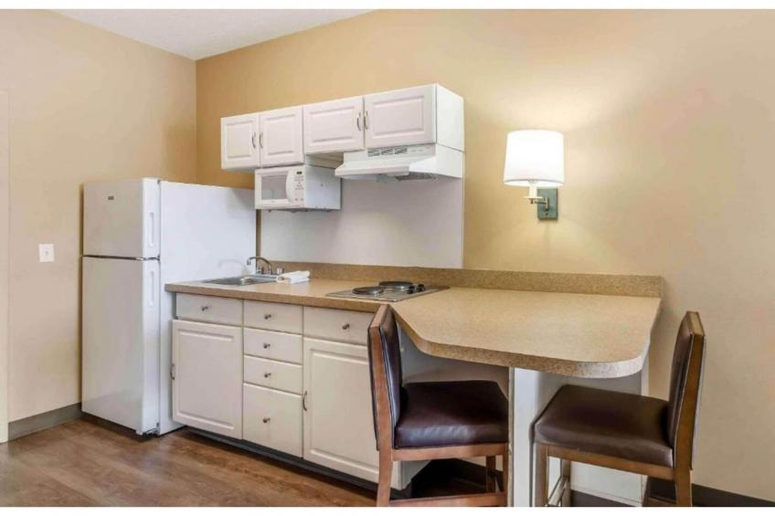 1 Queen Bed  Non-Smoking Kitchen - foto 10
