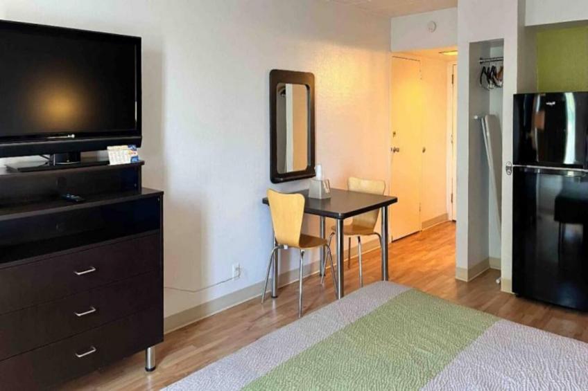 1 King Bed  Smoking Kitchen - foto 8