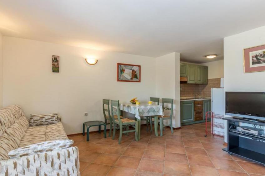 Apartment Villa Mirna - One Bedroom Apartment with Balcony and Garden View - foto 4