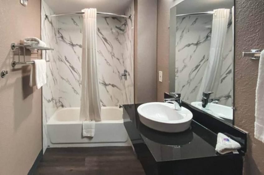 1 Full Bed  ADA/RI Shower/Mini Fridge - foto 12