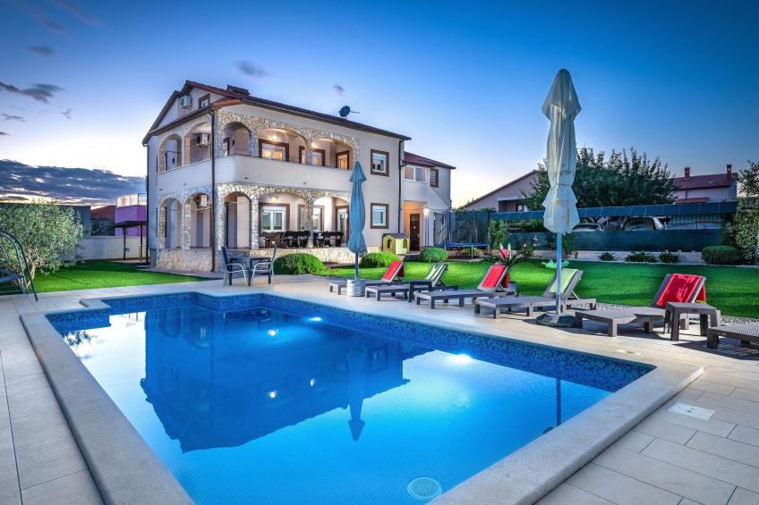 Schöne Villa in ruhiger Stadt mit Pool und BBQ