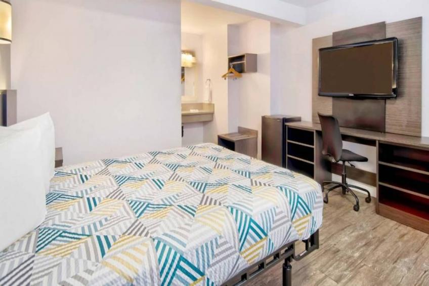 1 Queen Bed  Non-Smoking Mini Fridge - foto 10