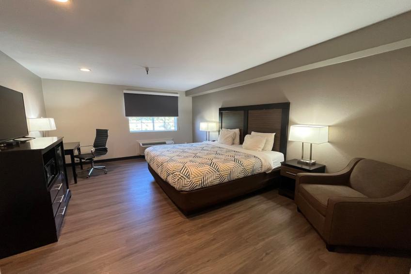 1 King Bed  Suite Non-Smoking Micfridge - foto 8