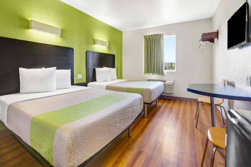 2 Queen Beds  Non-Smoking Micfridge - foto 11