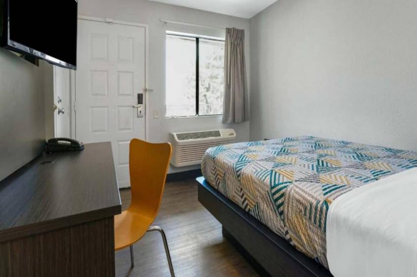 1 Queen Bed  Non-Smoking - foto 6