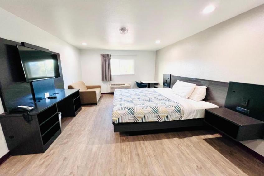 1 King Bed  Mob Acc RI Shwr Nsmk Micfridg - foto 14