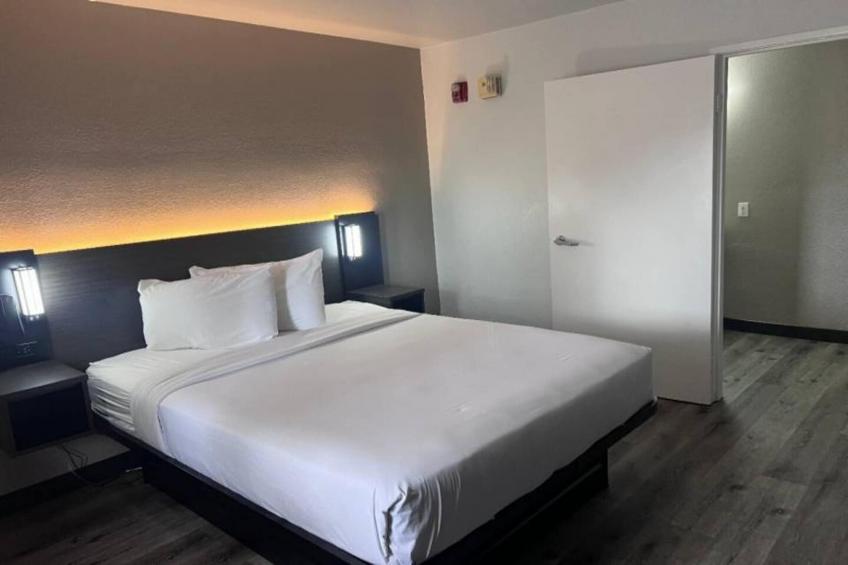 1 Full Bed  ADA/Tub/Micfridge - foto 24