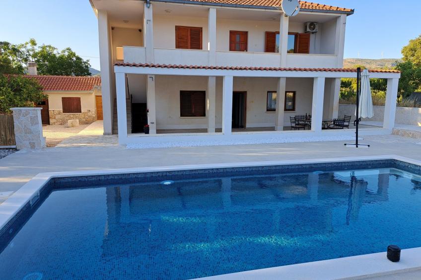 "Charmy Luna" mit Pool