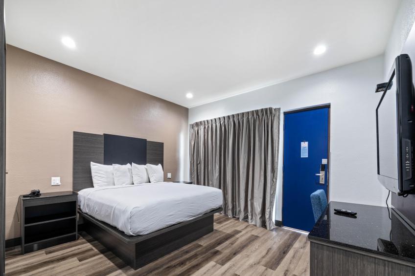 1 Queen Bed  Non-Smoking Micfridge View - foto 11