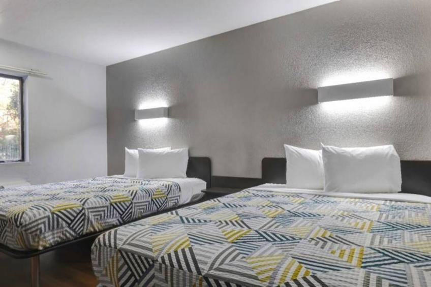 2 Full Beds  Smoking Kitchen - foto 9