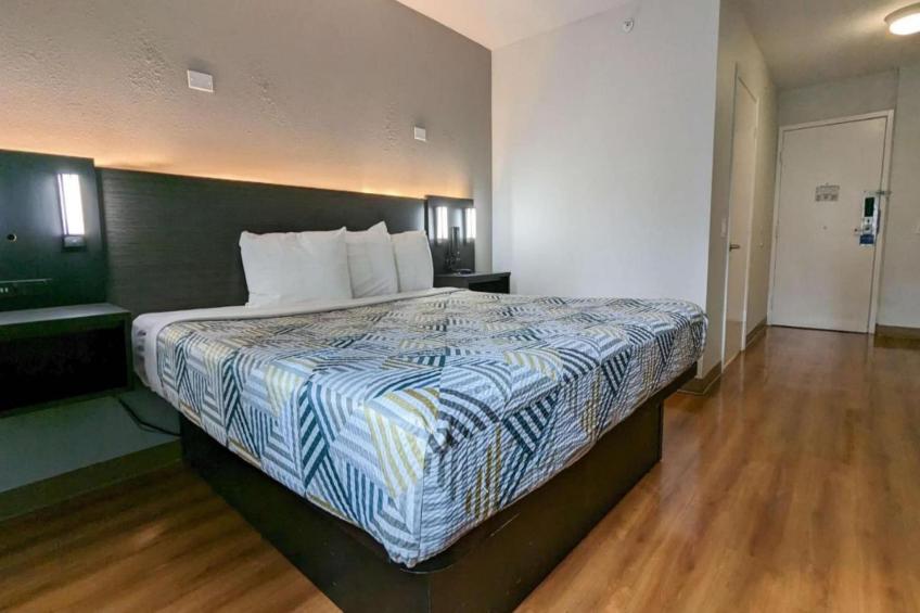 1 Queen Bed  ADA/Tub/Micfridge - foto 12