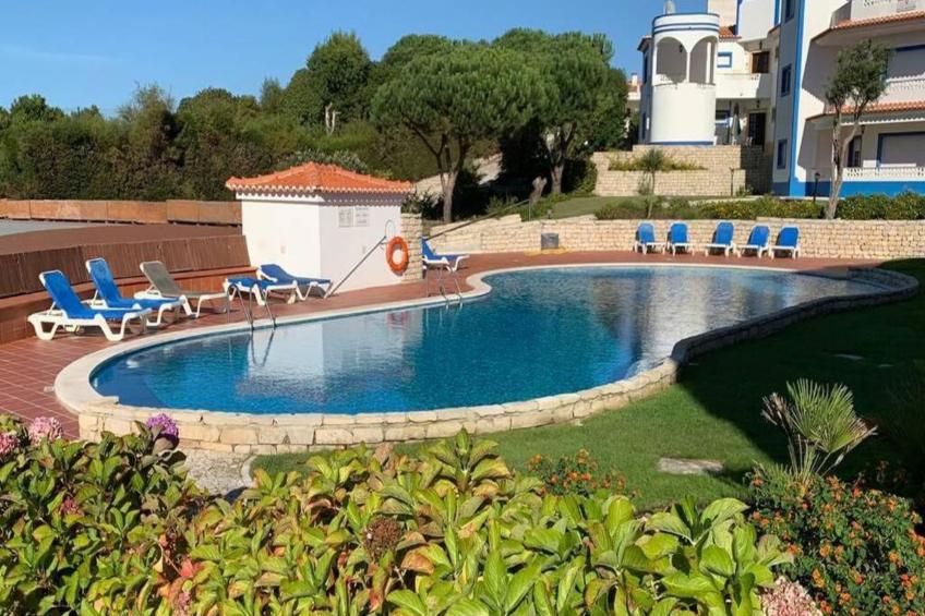 Atmen Sie die Meeresbrise in Praia Del Rey ein