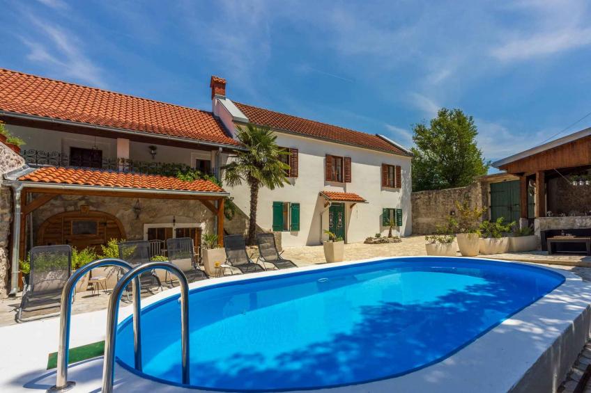 Villa met zwembad - BF-BG87F