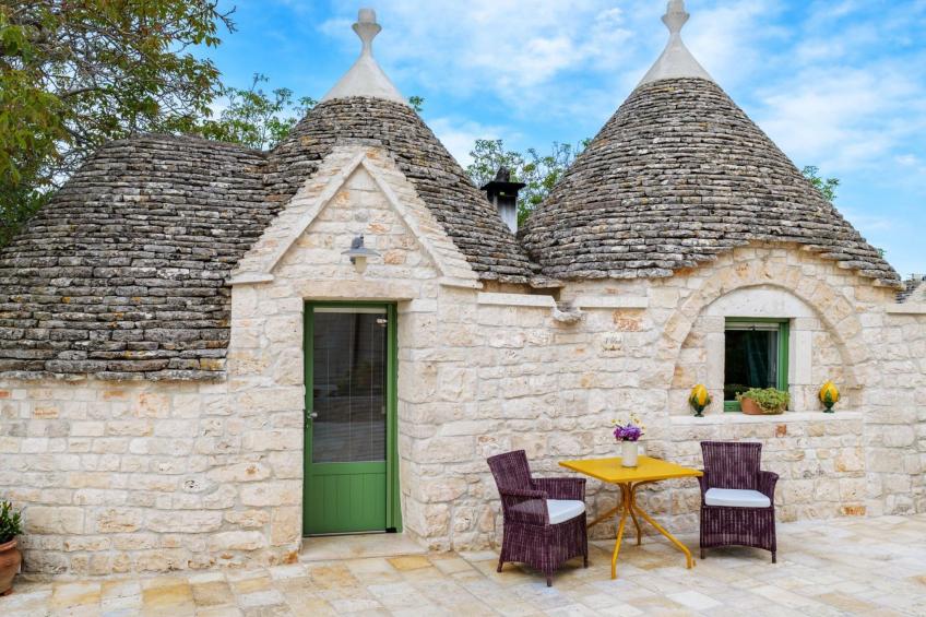 Rundes Steinhaus 'Palmento' mit Schwimmbad